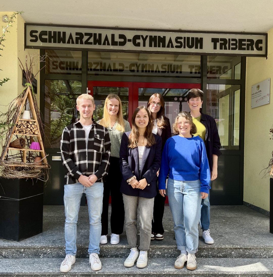 Die sechs neuen Kolleginnen und Kollegen stehen vor der Treppe des Schwarzwald-Gymnasiums