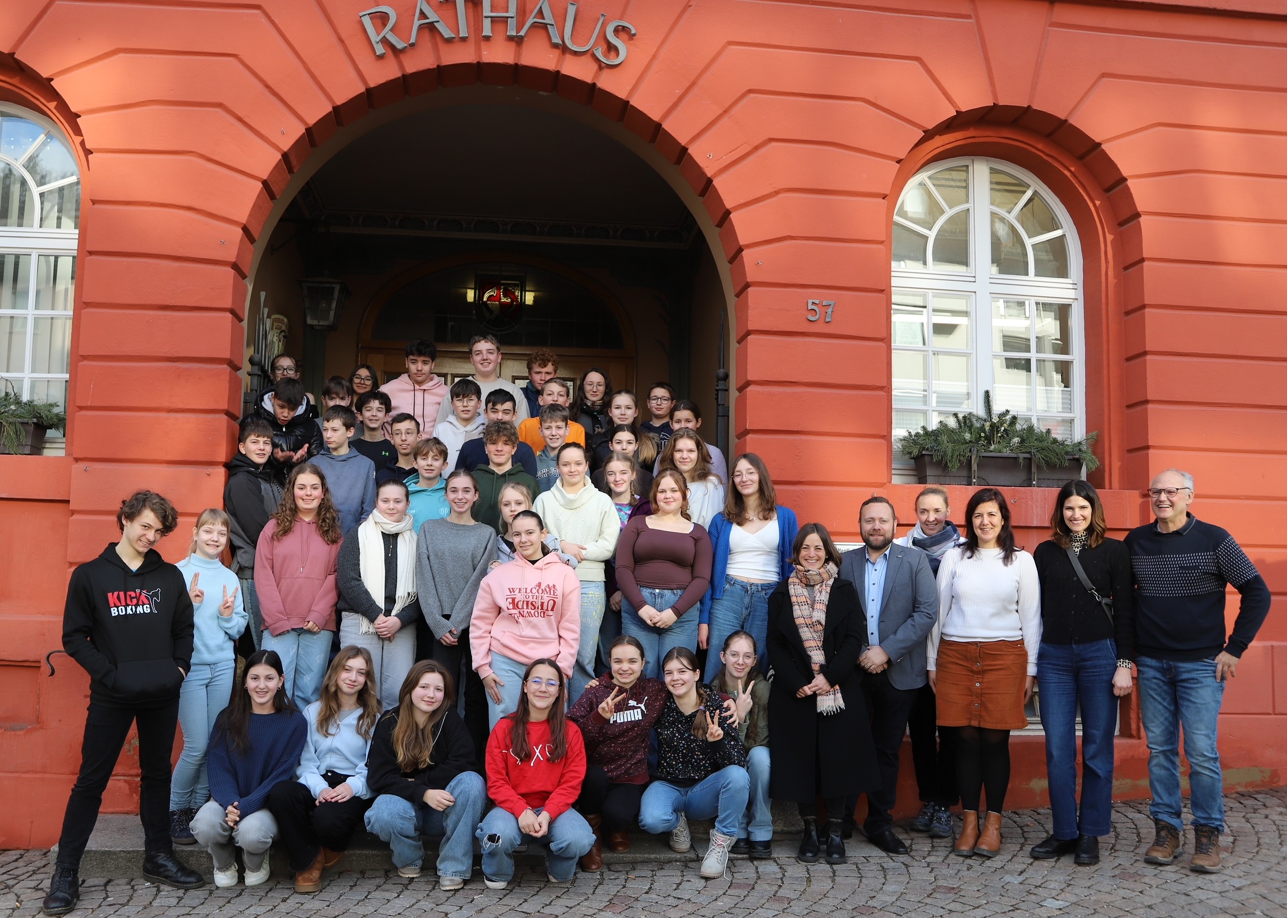 Die sechs neuen Kolleginnen und Kollegen stehen vor der Treppe des Schwarzwald-Gymnasiums