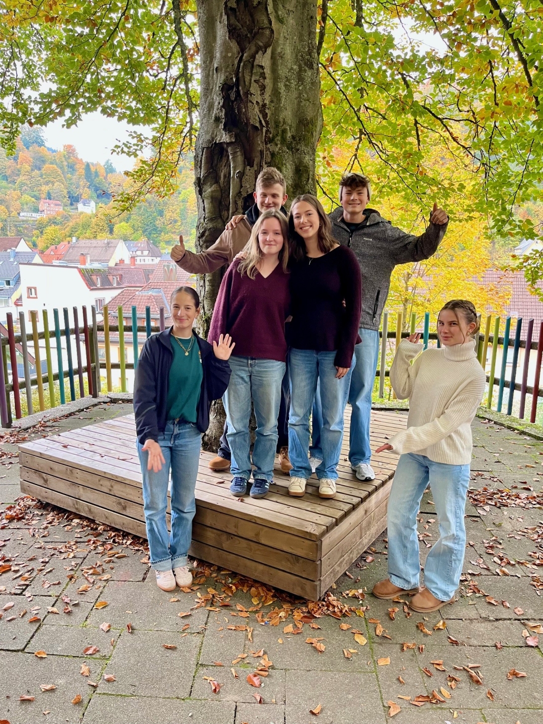 Die sechs neuen Kolleginnen und Kollegen stehen vor der Treppe des Schwarzwald-Gymnasiums