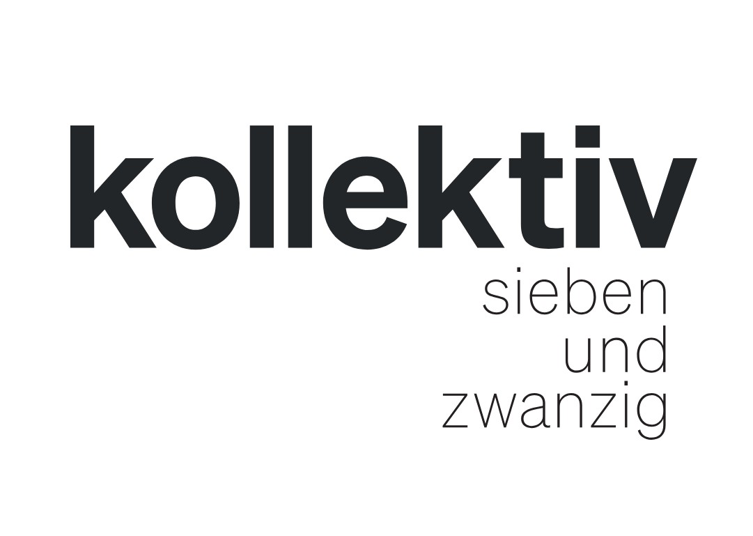 Die sechs neuen Kolleginnen und Kollegen stehen vor der Treppe des Schwarzwald-Gymnasiums